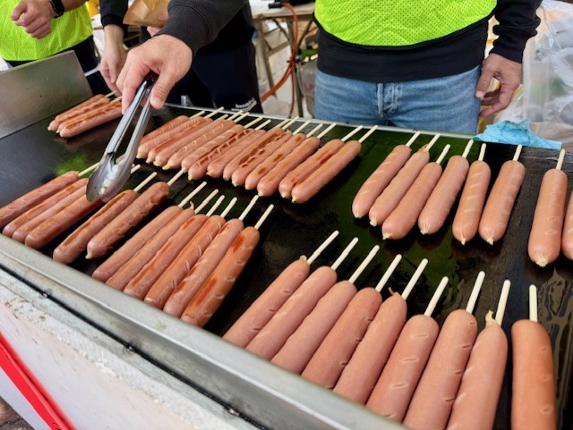 屋台でフランクフルトを焼いている様子