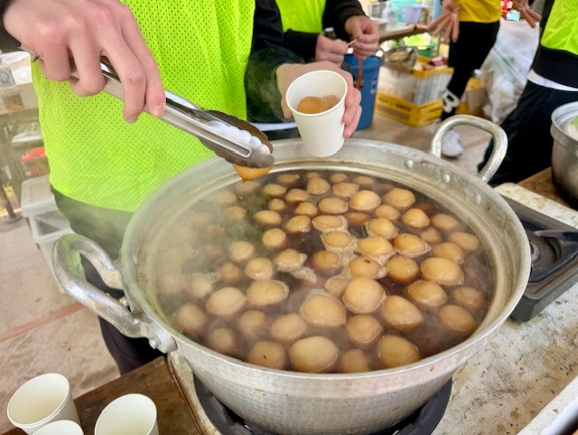 屋台で玉こんにゃくを売る様子