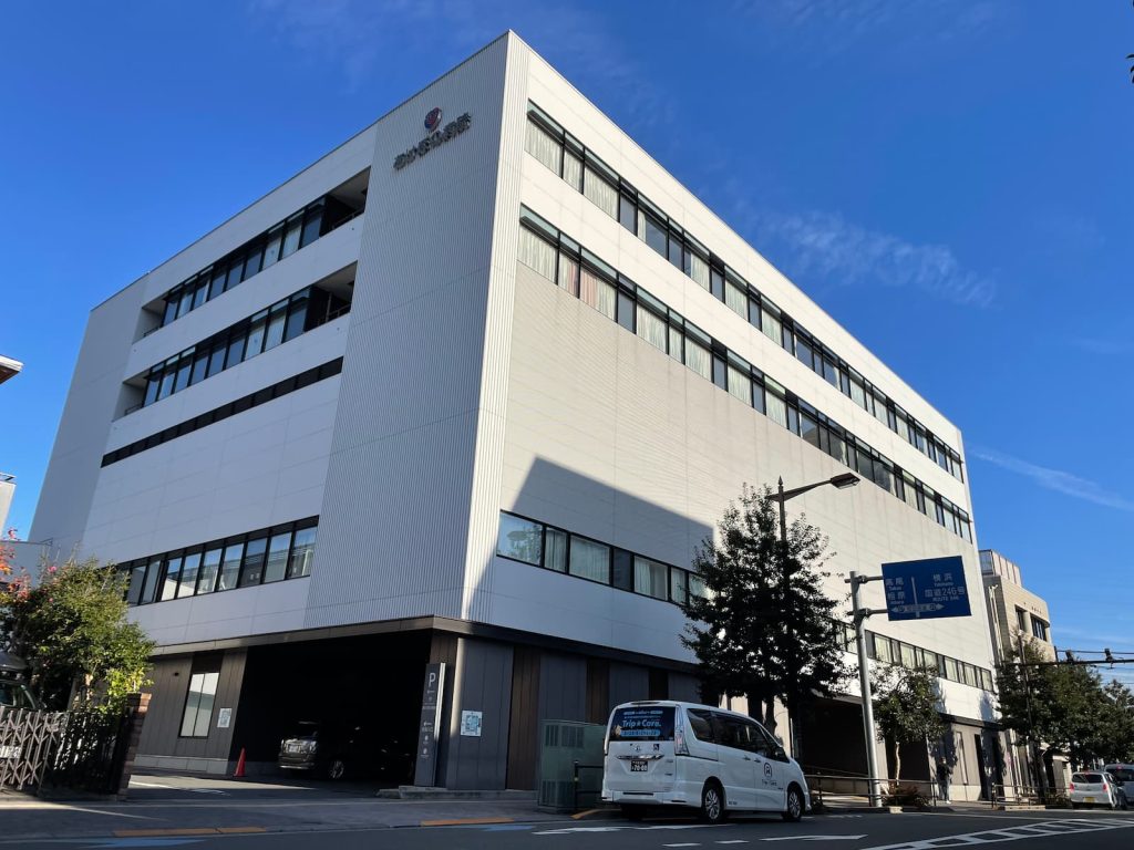 町田市中町のあけぼの病院の外観と福祉介護タクシー車両