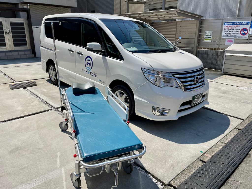 ストレッチャーと福祉介護タクシー車両
