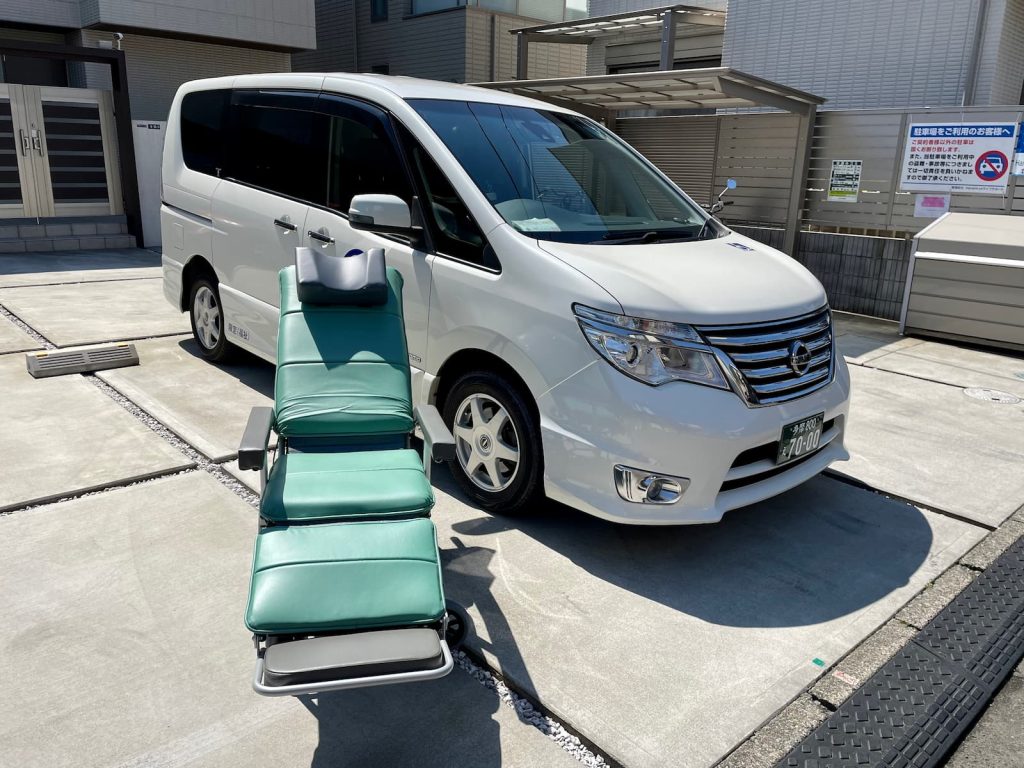 リクライニング車椅子と福祉介護タクシー車両
