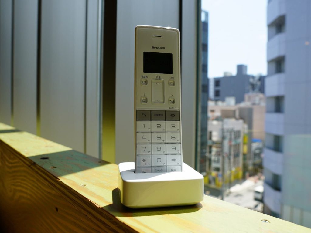 窓側に電話機の子機が置いていある様子
