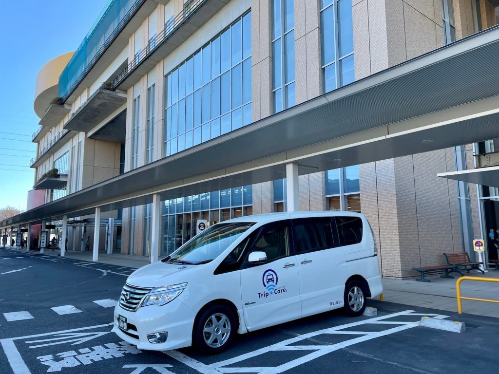 府中市の多摩総合医療センターの外観と福祉介護タクシー車両