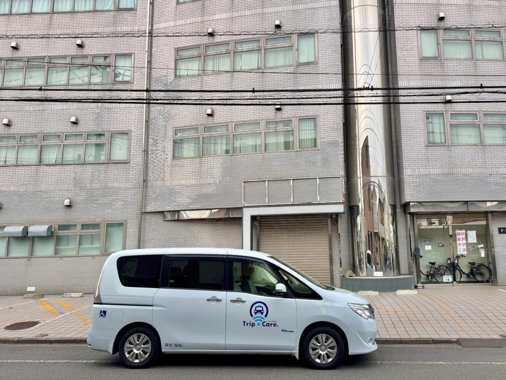 町田市成瀬ヶ丘の成瀬腎クリニックと福祉介護タクシー車両
