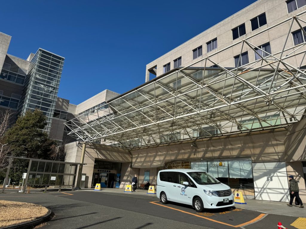 横浜市港北区の横浜労災病院の外観と福祉介護タクシー車両