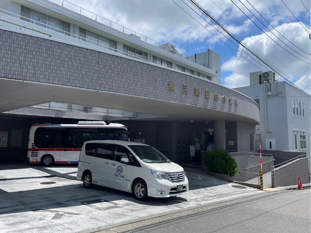 横浜市緑区の横浜新緑総合病院の外観と福祉介護タクシー車両