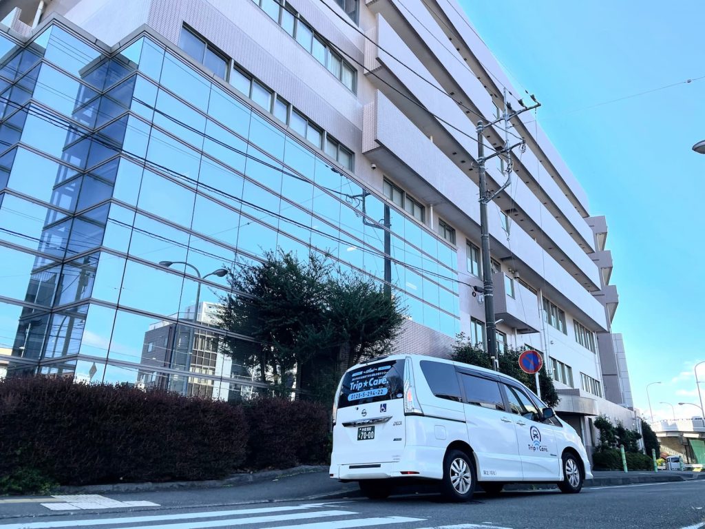相模原市中央区の淵野辺総合病院の外観と福祉介護タクシー車両