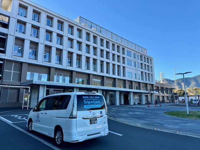 厚木市の神奈川リハビリテーション病院の外観と福祉介護タクシー車両