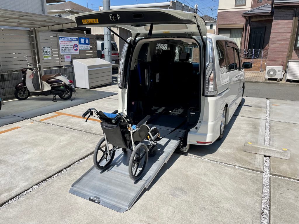 福祉車両（スロープ車両）に車いすを乗せる様子