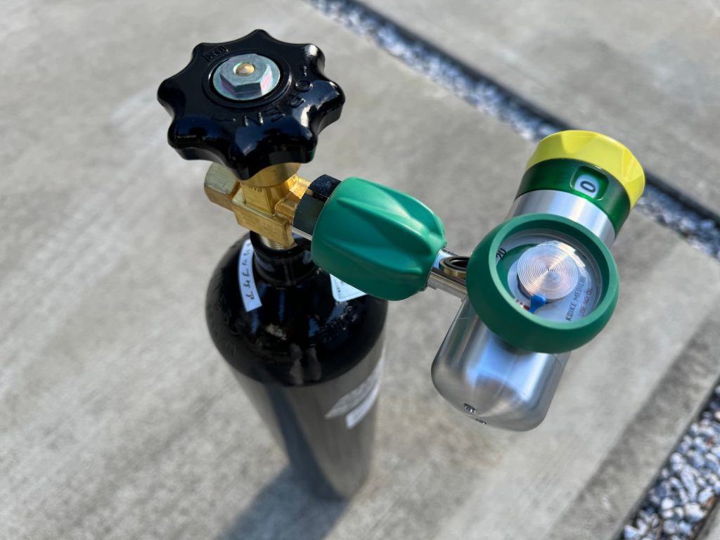 酸素シリンダーと残圧メーターを上から見た様子