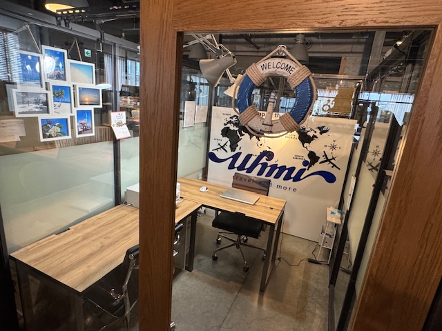 代表の部屋の扉にはuhmiの会社名