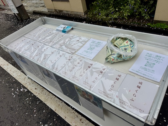 成城さくらフェスティバルに出店するワゴンにチラシをセット