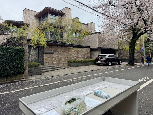 成城の高級住宅街と成城さくらフェスティバルのワゴン