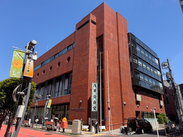 浅草公会堂外観と福祉介護タクシー車両