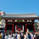 浅草雷門と観光客の賑わい