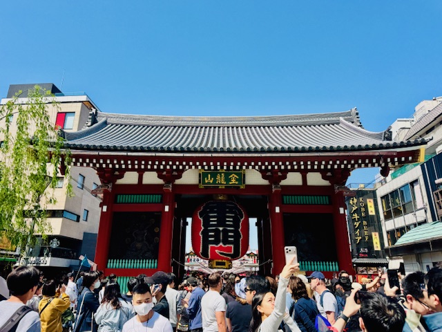 浅草雷門と観光客の賑わい