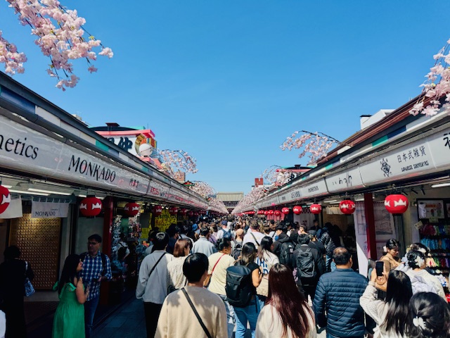 浅草寺の仲見世と観光客の賑わい