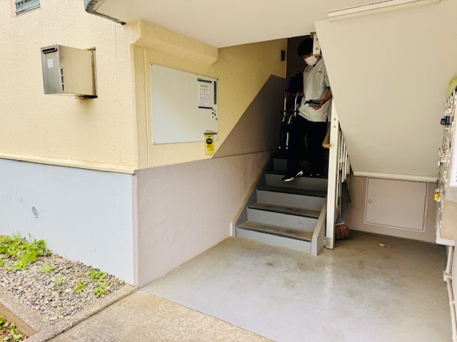 階段介助を終えたスタッフの様子