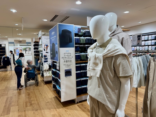 ユニクロで買物を楽しむ車いすの高齢者と家族