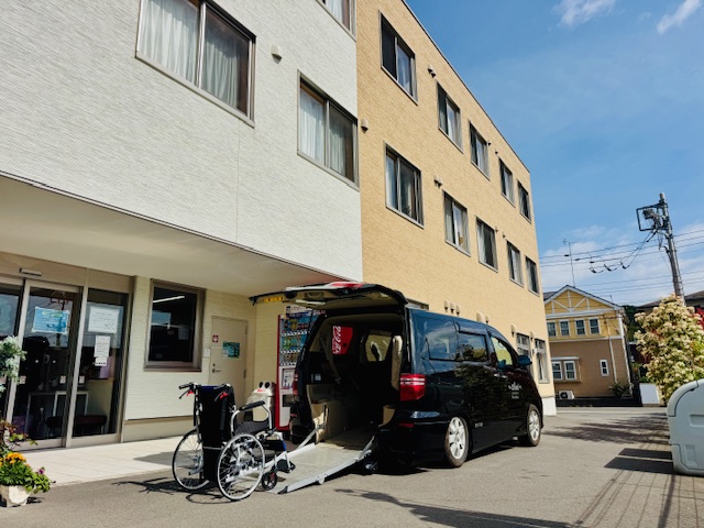 スロープを出して車いすを乗せる福祉介護タクシー車両
