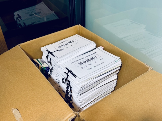 段ボールに領収証を綴った束