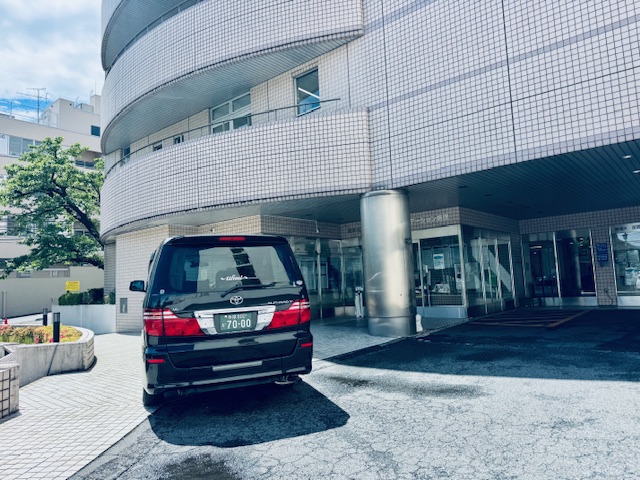 昭和医科大学藤が丘リハビリテーション病院の外観と福祉介護タクシー車両