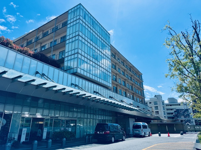 川崎市立多摩病院の外観と福祉介護タクシー車両