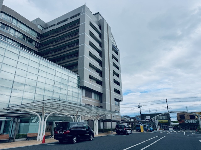 町田市民病院の外観と福祉介護タクシー車両
