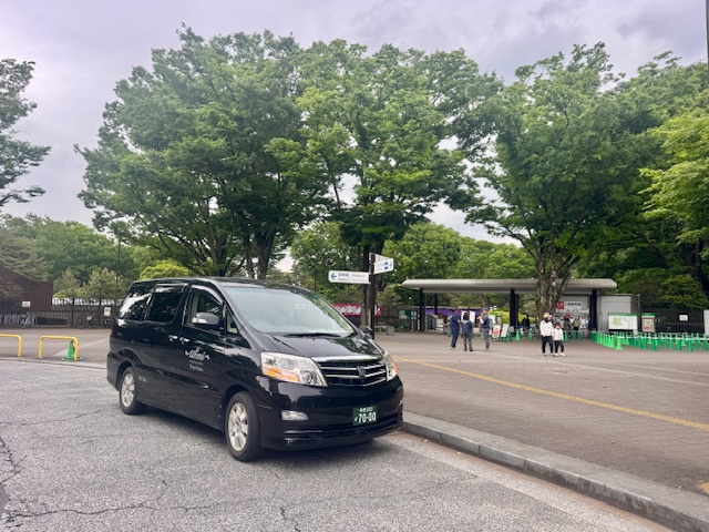 東京都神代植物公園正門前に福祉介護タクシー車両