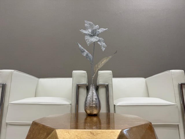 SEIJO CLUBの店内のソファーとゴールドのテーブルにシルバーの造花と花瓶