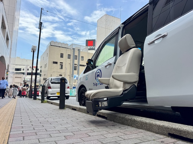 福祉介護タクシー車両のスライドシートが出てくる様子