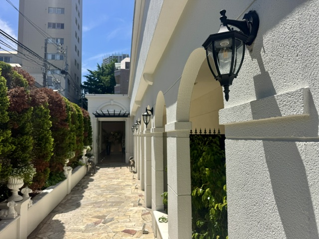 白金迎賓館アートグレイスクラブのエントランスのアプローチ