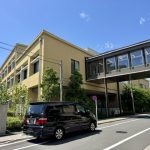 東京都立明光学園の外観と福祉介護タクシー車両