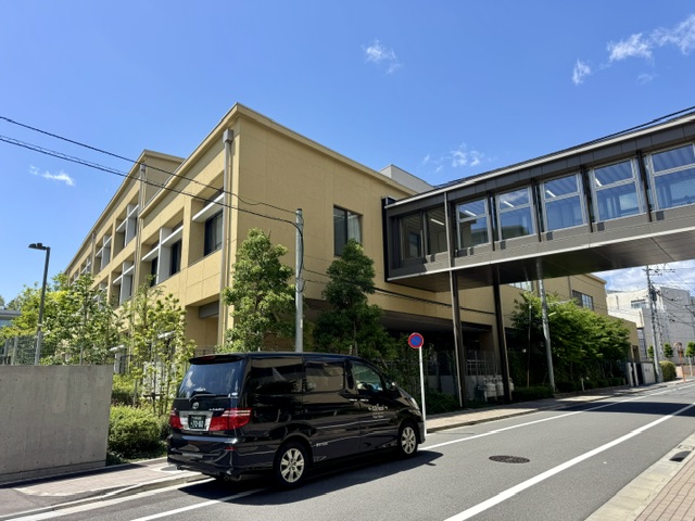 東京都立明光学園の外観と福祉介護タクシー車両
