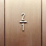 階段踊り場の1階2階の案内だが１分の2（1/2）にも見える