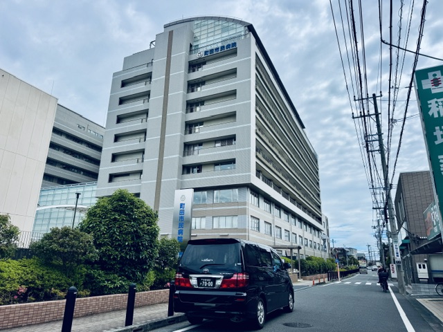 町田市民病院の外観と福祉介護タクシー車両