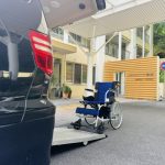 リハリゾート青葉で福祉介護タクシー車両を止め、スロープを出して車いすを乗せる準備