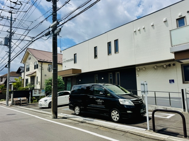 ミモザ町田成瀬台の外観と福祉介護タクシー車両