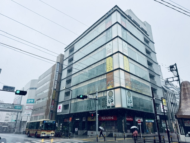 台風の雨風、トリップケア事務所が入っているビル外観