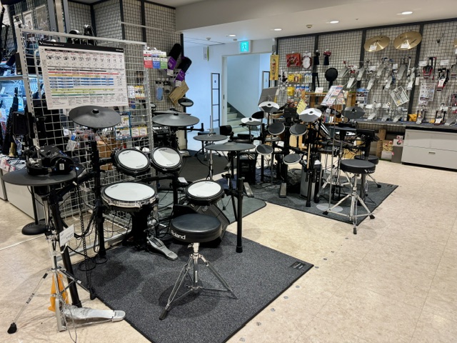 島村楽器で電子ドラムを展示販売している様子