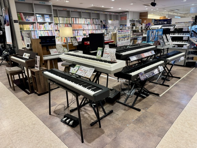 島村楽器で電子ピアノを展示販売している様子