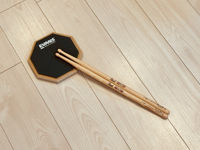 ドラムスティックと練習用パット