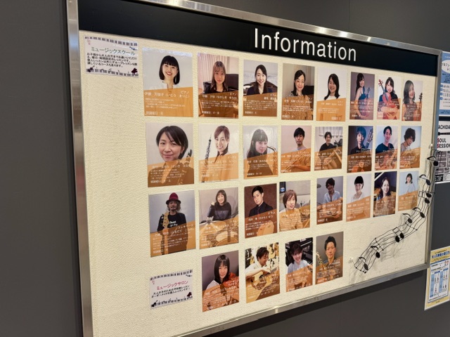 島村楽器店内にインフォメーションボードに講師紹介