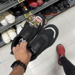 前回とは色違いの靴を購入する様子