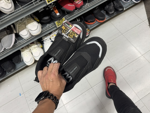 前回とは色違いの靴を購入する様子